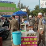 petugas satpol pp awasi dagangan takjil di pasar lambaro