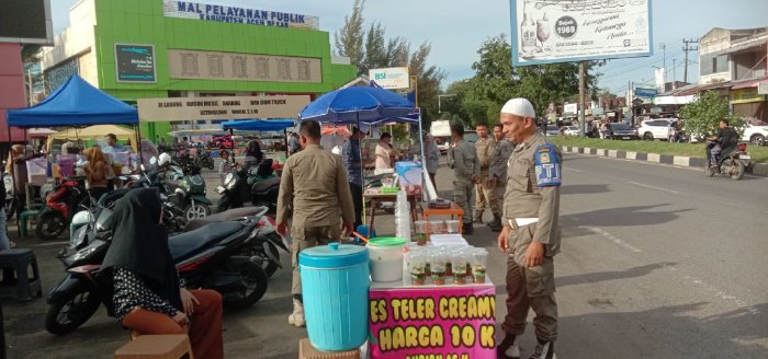 petugas satpol pp awasi dagangan takjil di pasar lambaro