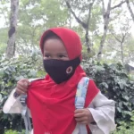 Murid TK menggunakan masker dari BPBD
