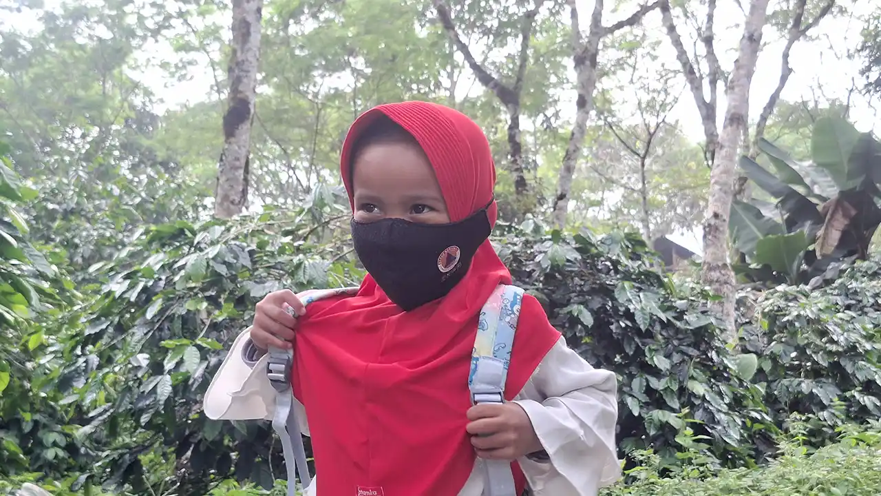 Murid TK menggunakan masker dari BPBD